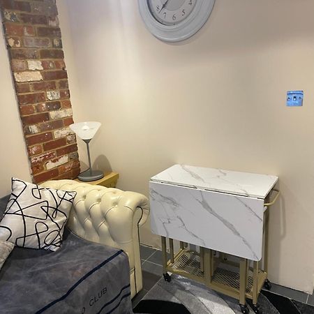 Flat 3 Meadow View Cozy Getaway Apartment Hurst Exterior photo